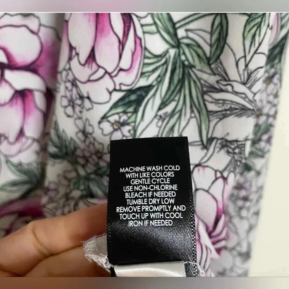 Torrid Georgette Blouse Top Pink Ditsy floral Pattern Whimsical 3X - Picture 9 of 10